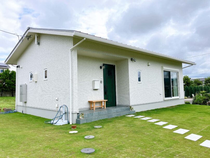 ③外壁をホワイトで統一した清潔感のある住まい