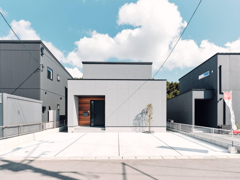 ⑤グレイッシュヴィンテージスタイル。ボックス型の外観が特徴の２階建て。